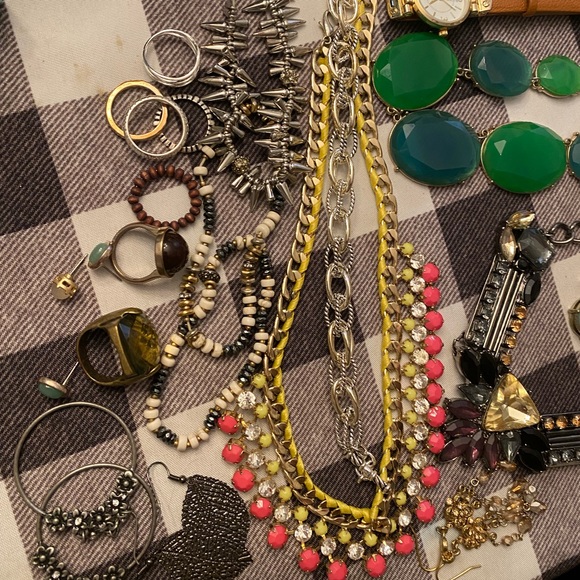 1LB JEWELRY LOT - Picture 2 of 5